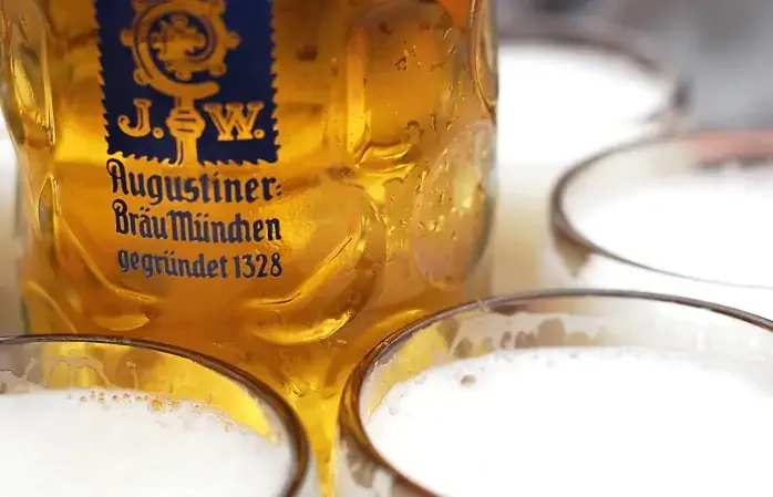 Süßer Nektar! Oktoberfest-Krüge mit dem Augustiner Oktoberfestbier.