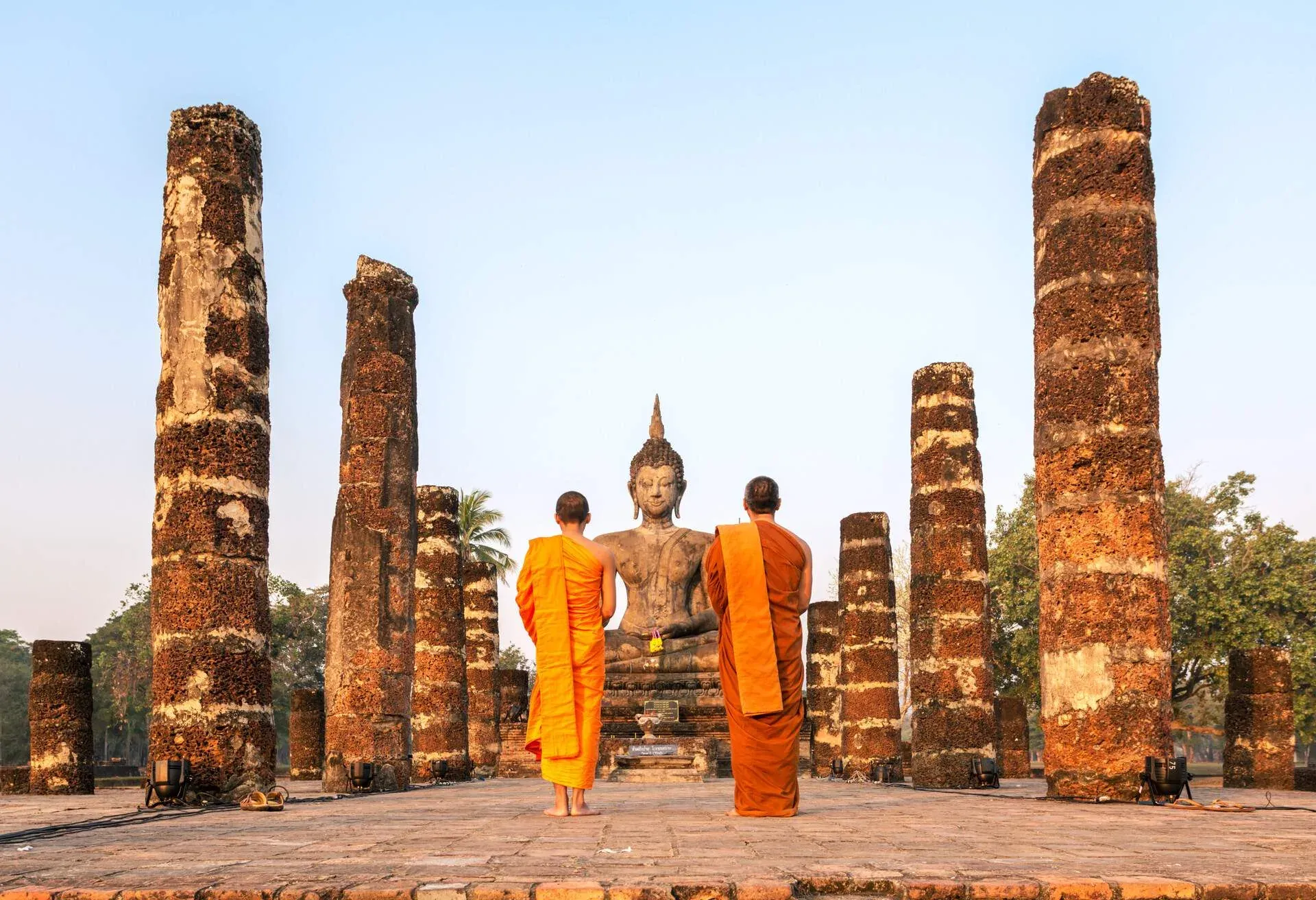DEST_THAILAND_SUKHOTHAI_WAT_MAHATHAT_TEMPLE_BUDDHA_MONKS_GettyImages-503110021.jpg
