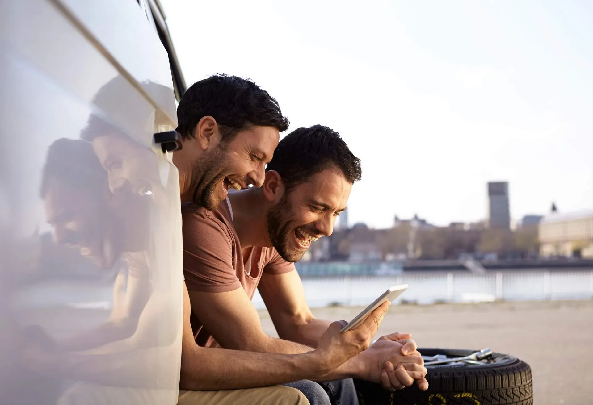 THEME_CAR_DRIVING_PEOPLE_MOBILE