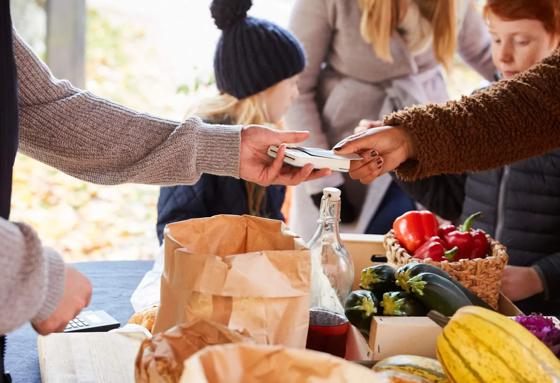 FOOD_MARKET_PEOPLE_PAYING