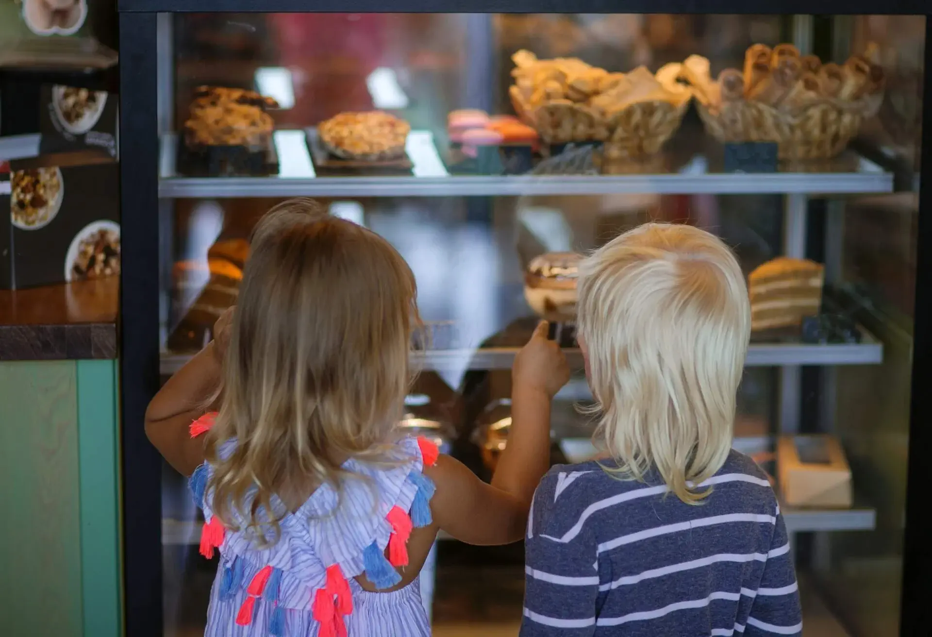 PEOPLE_KIDS_BOY_GIRL_CAFE_CAKE_DESSERT