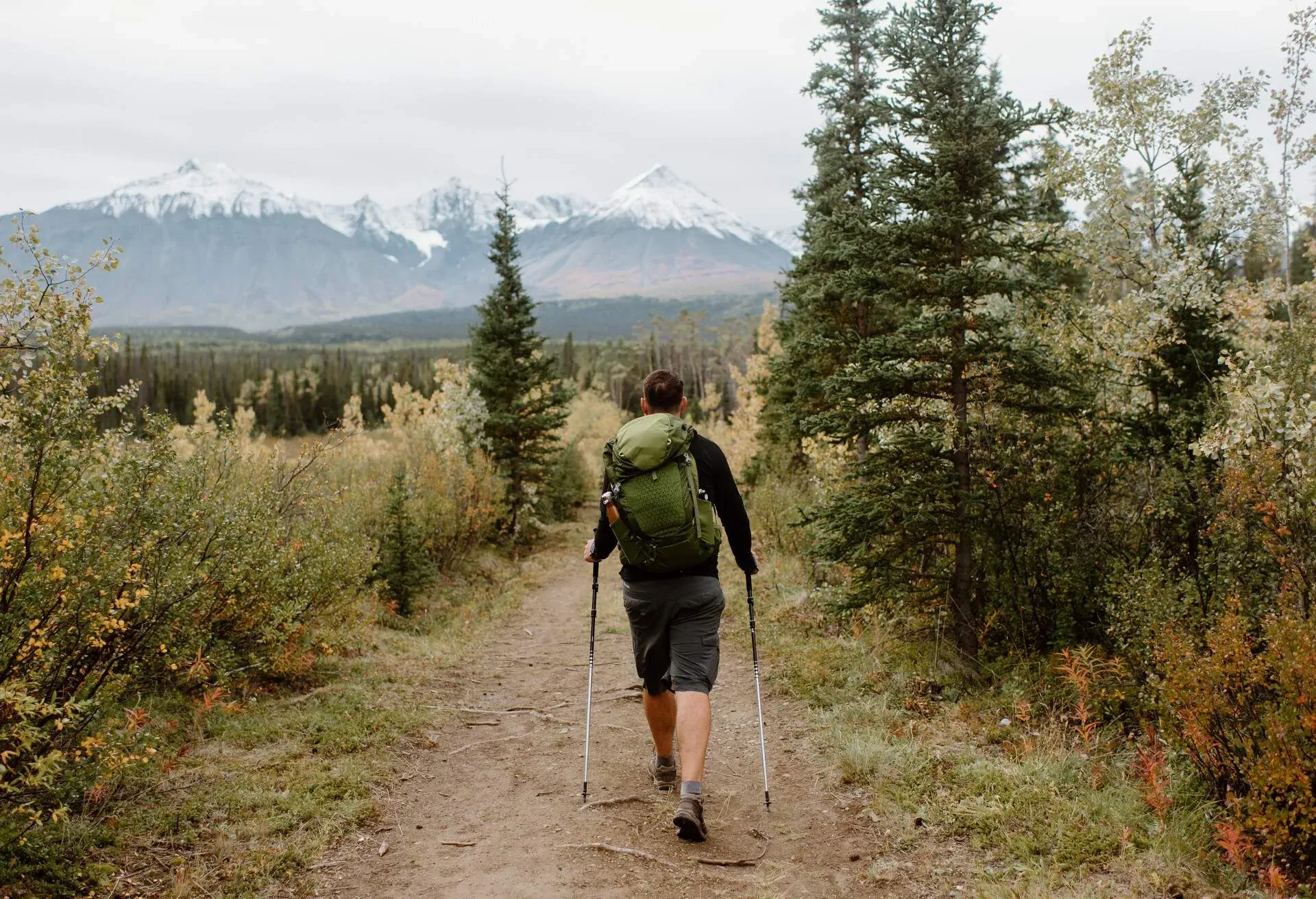 CANADA_YUKON_WHITEHORSE_MAN_HIKING