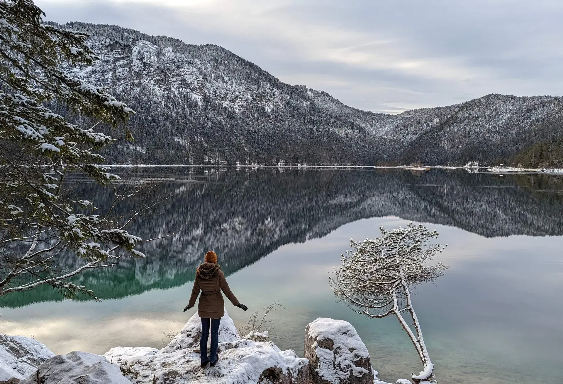 LAKE_WINTER_WOMAN