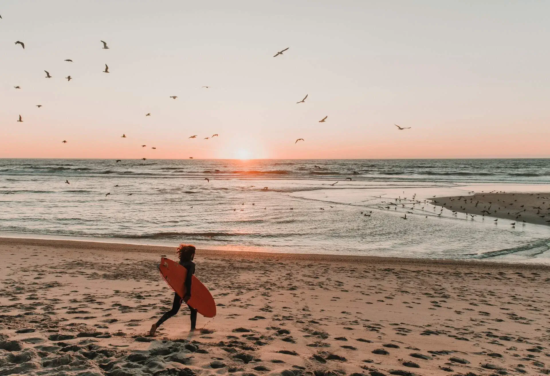 SURFING_RUNNING_SURFER_BEACH_PORTUGAL