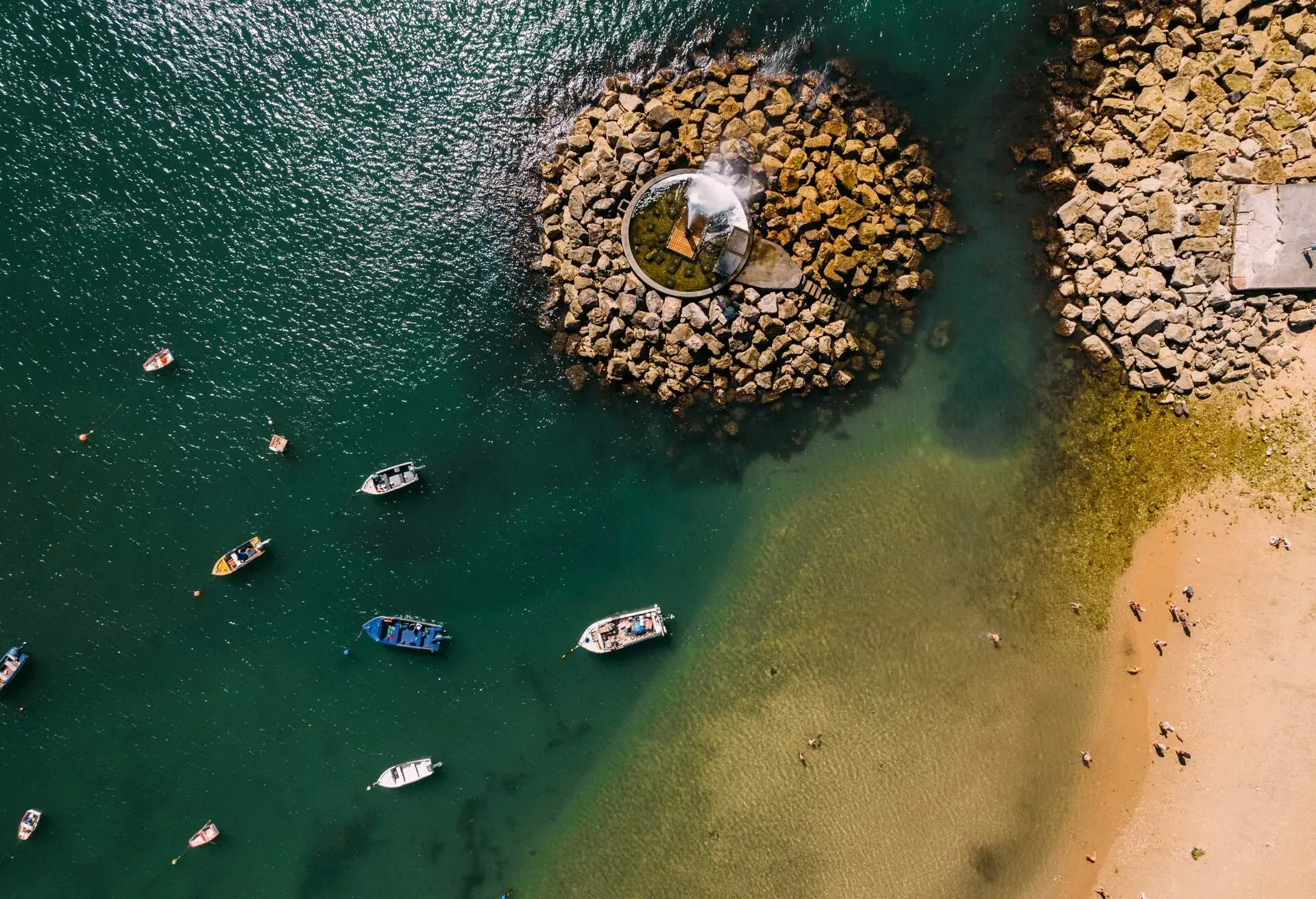 PORTUGAL_LISBON_PRAIA_VELHA_BEACH_PEOPLE_BOATS