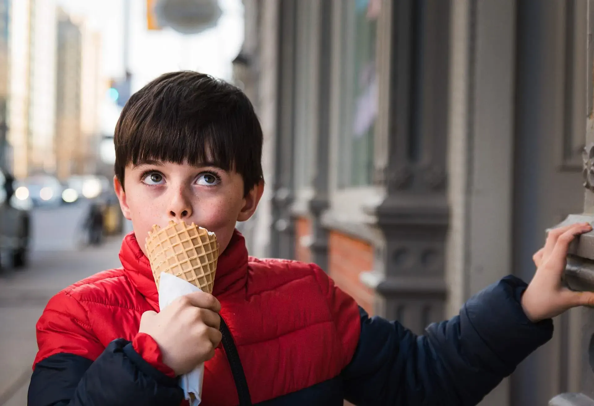 FOOD_PEOPLE_BOY_KID_EATING_ICE_CREAM