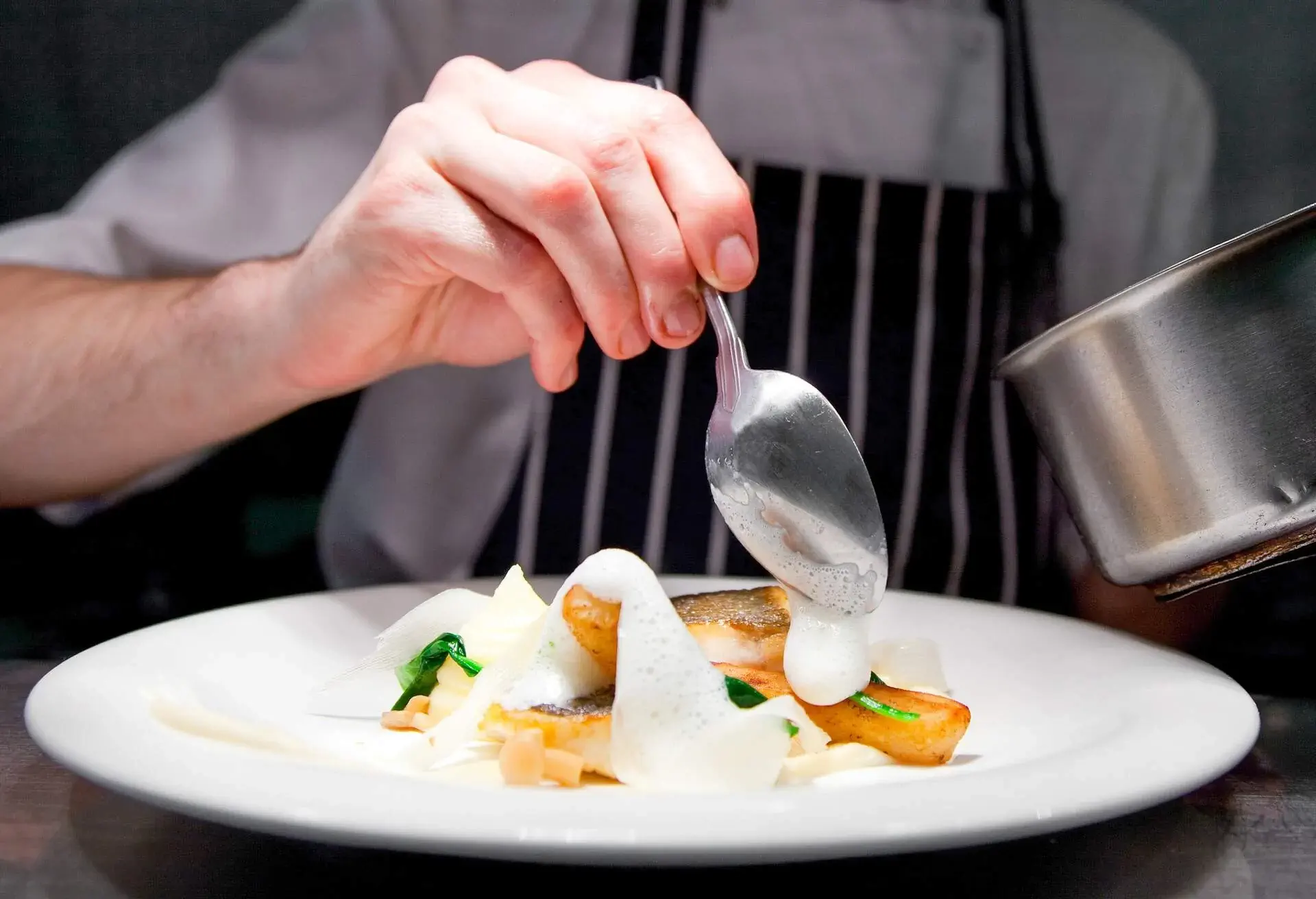 RESTAURANT_KITCHEN_CHEF_COOKING_FOOD_MAN_HANDS