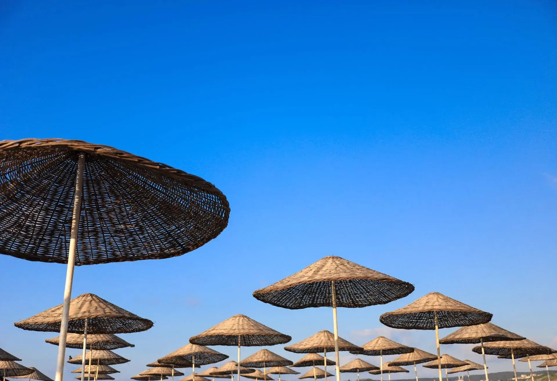 TURKEY_ISTANBUL_BEACH_UMBRELLAS_BLUE_SKY
