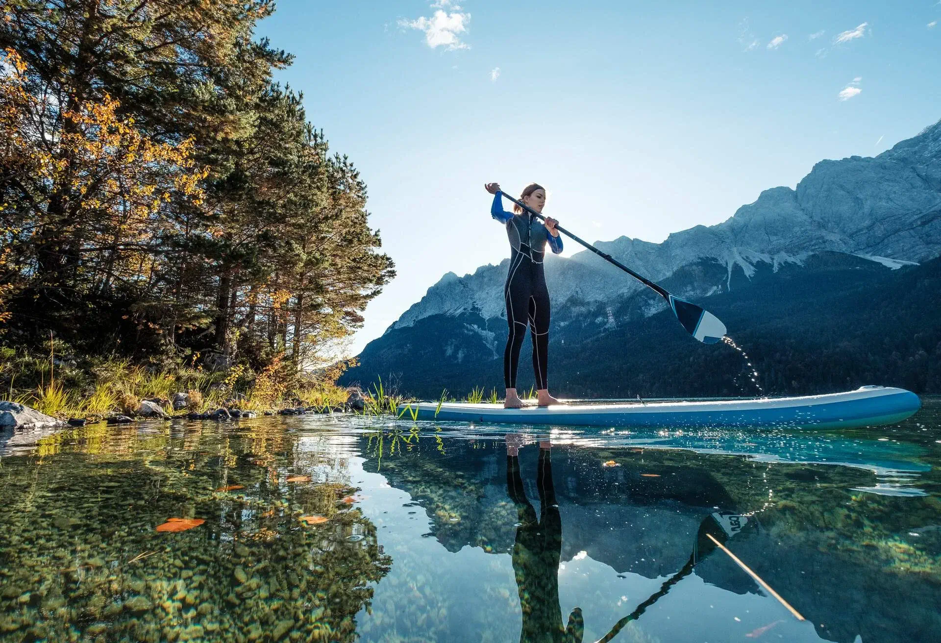 GERMANY_BAVARIA_GARMISCH-PARTENKIRCHEN_LAKE_EIBSEE_WOMAN_PADDLING