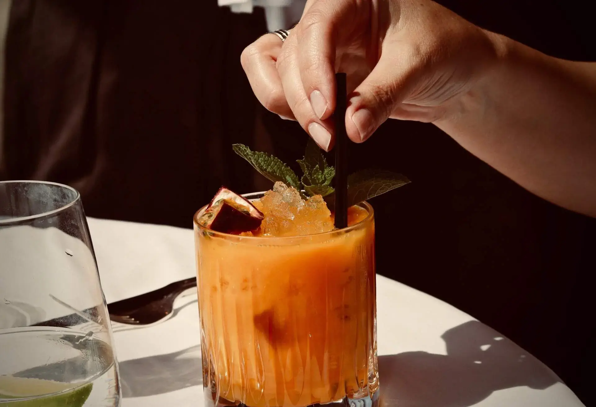 FOOD_DRINKS_COCKTAIL_FEMALE_HAND_RESTAURANT