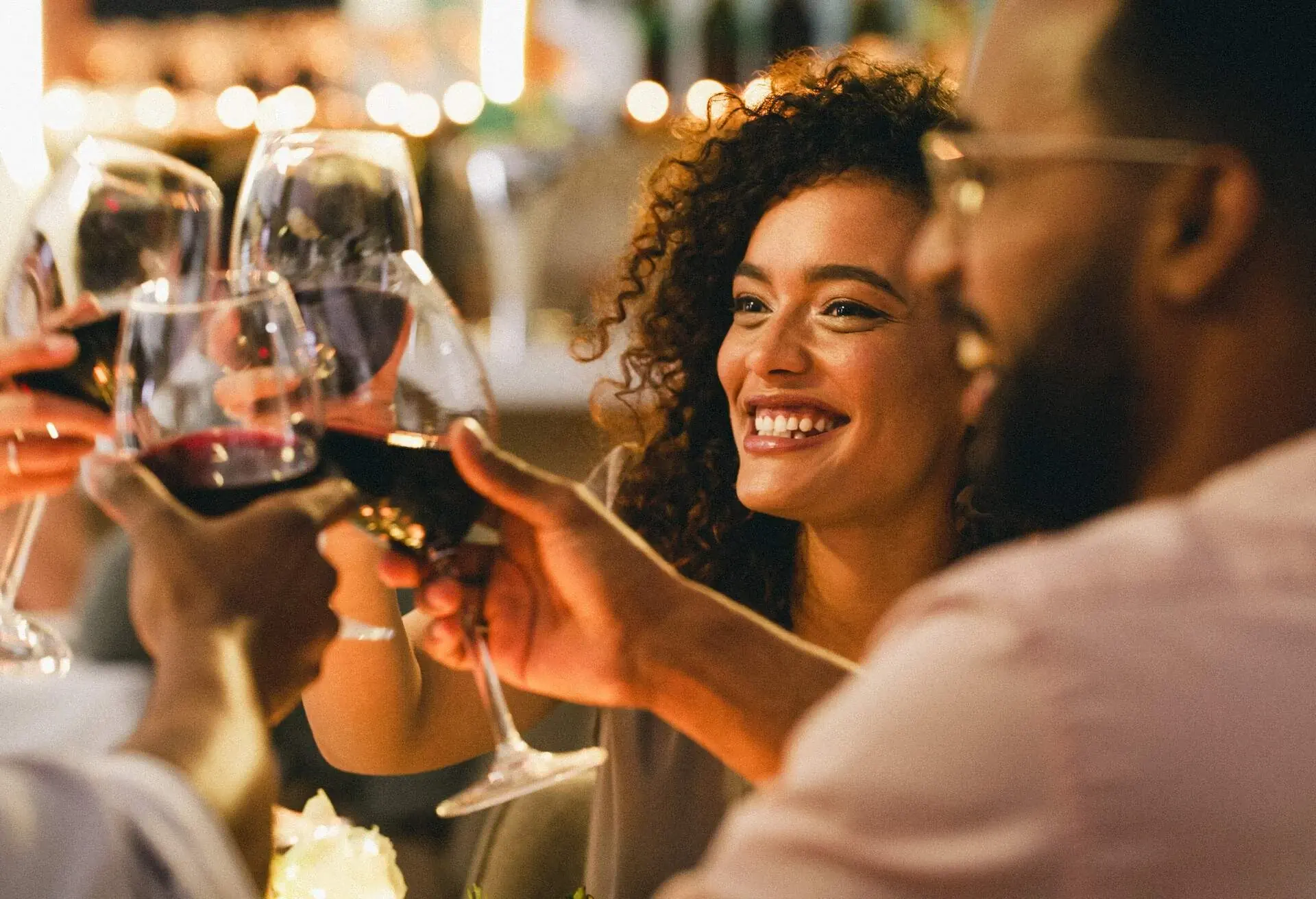 RESTAURANT_WINE_PEOPLE_TOAST_WOMAN_MAN