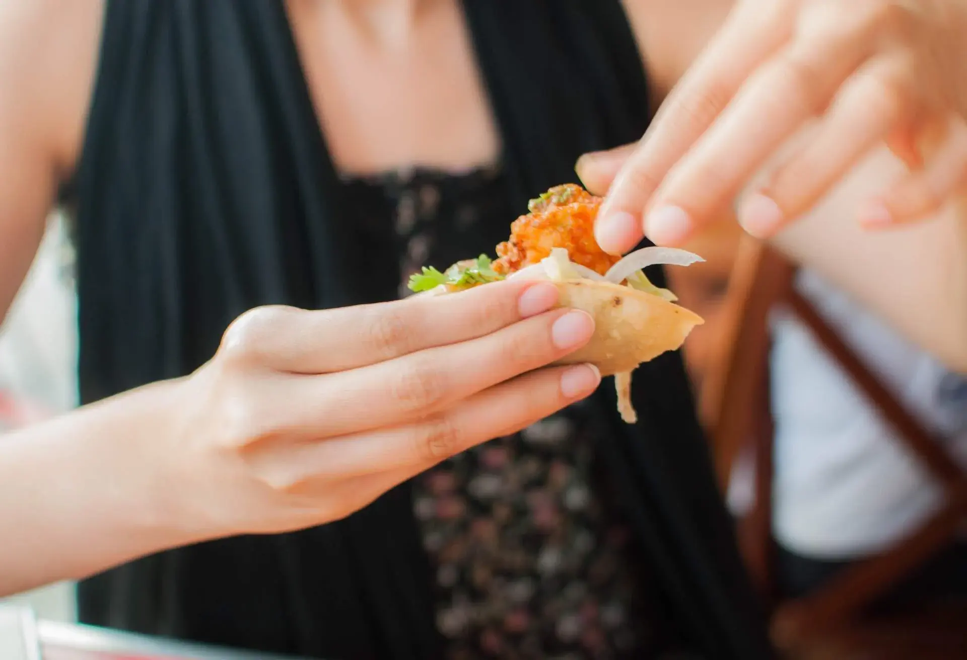FOOD_MEXICAN_SHRIMP_FAJITA_WOMAN_HANDS