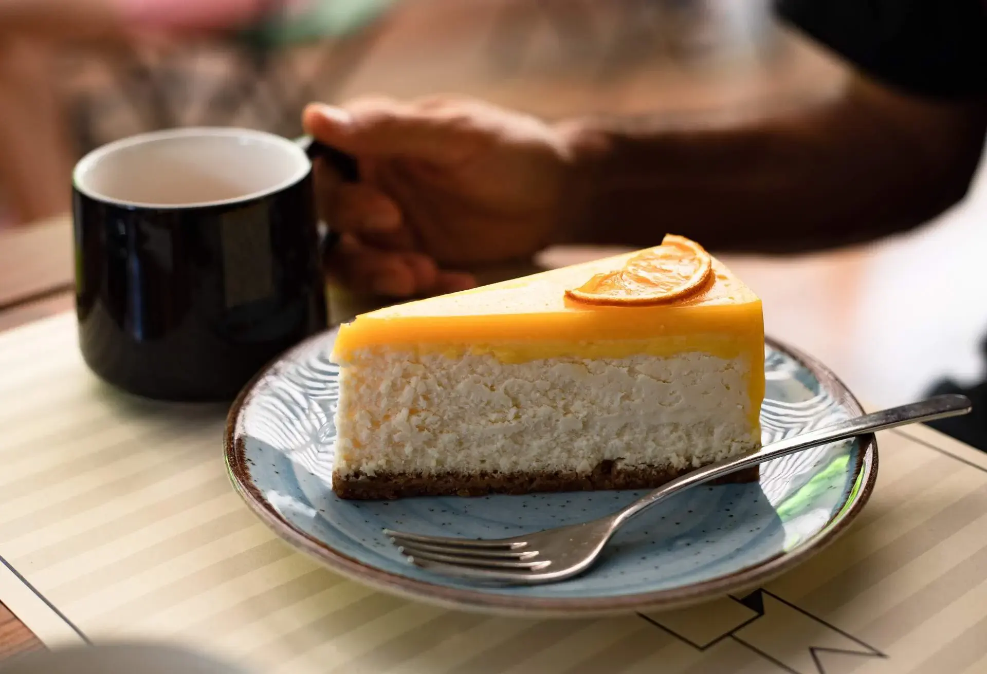 FOOD_UK_ENGLISH_CHEESECAKE_COFFEE_PERSON_HAND