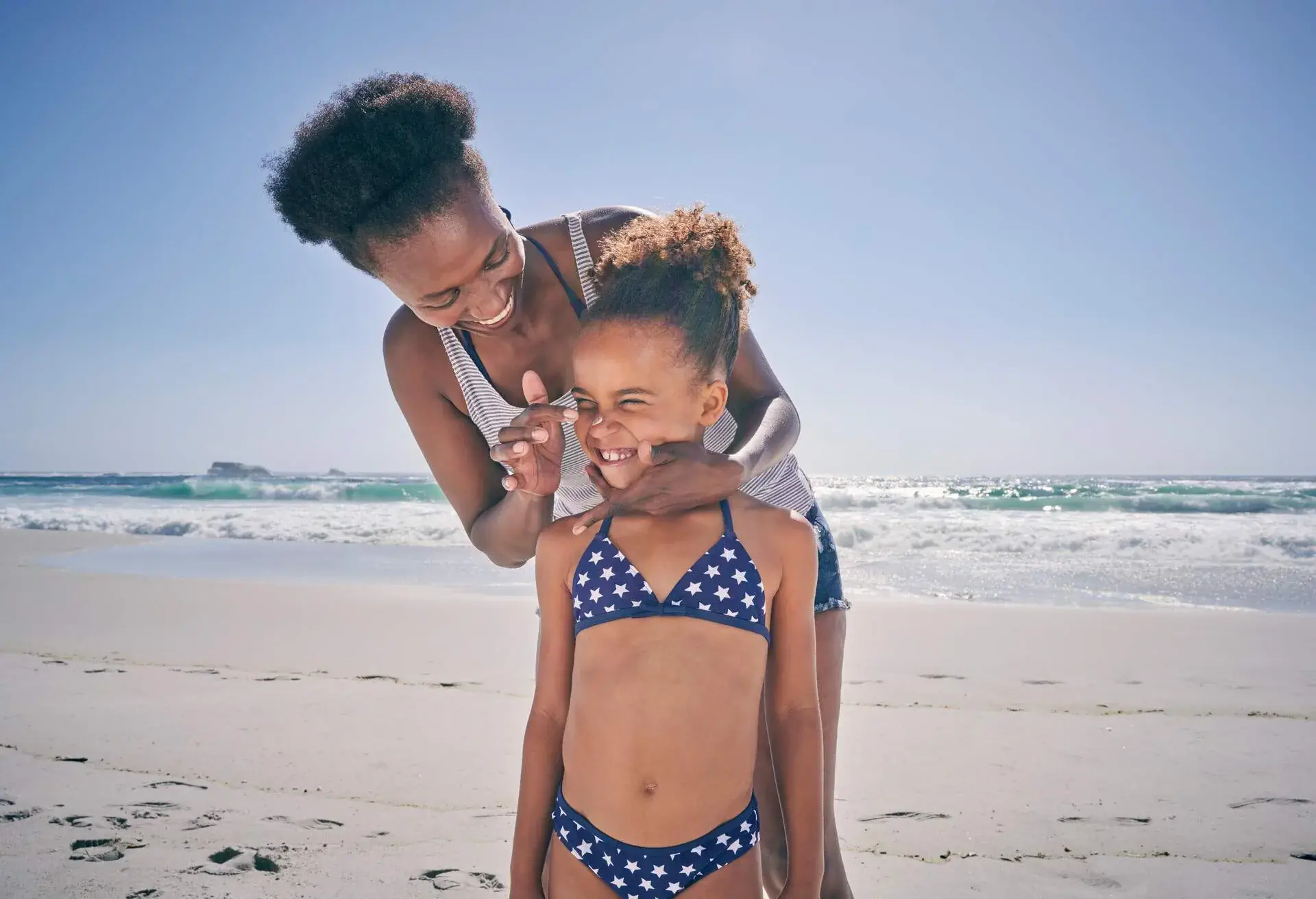 PEOPLE_KID_MOTHER_BEACH_SUNSCREEM