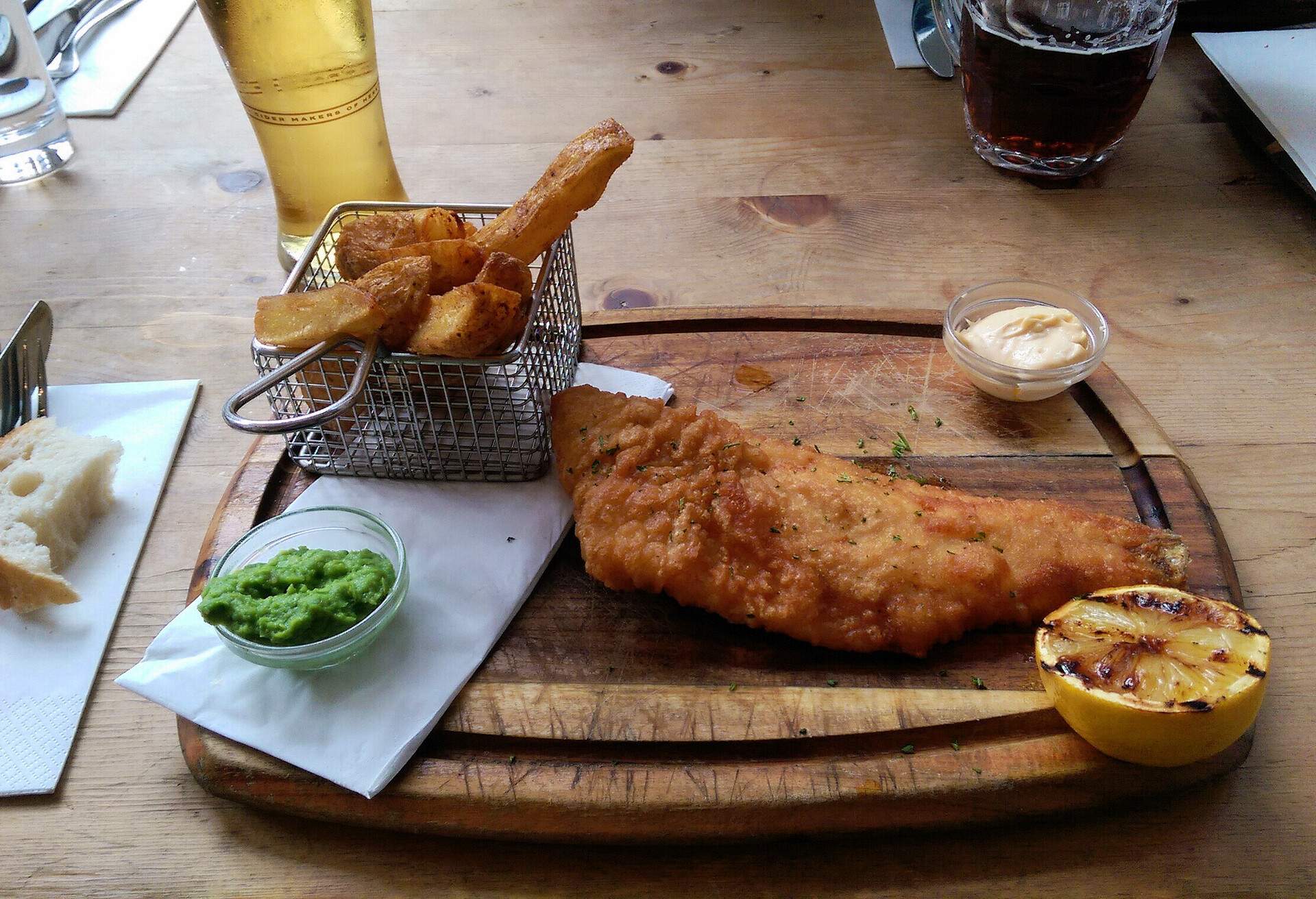 DEST_UK_LONDON_THEME_FOOD_FISH-CHIPS_GettyImages-533459922