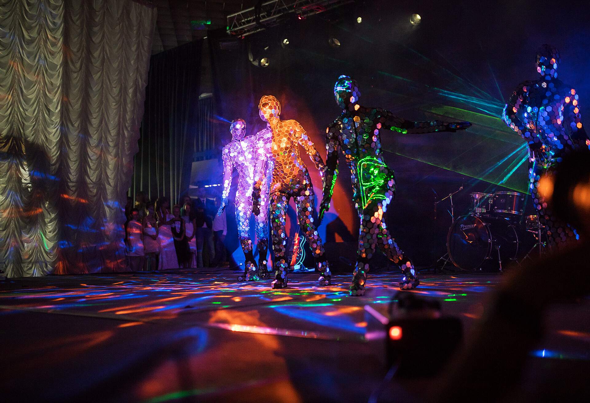 THEME_PEOPLE_DANCERS-ON-LED-SUITS_shutterstock-portfolio_1162497028