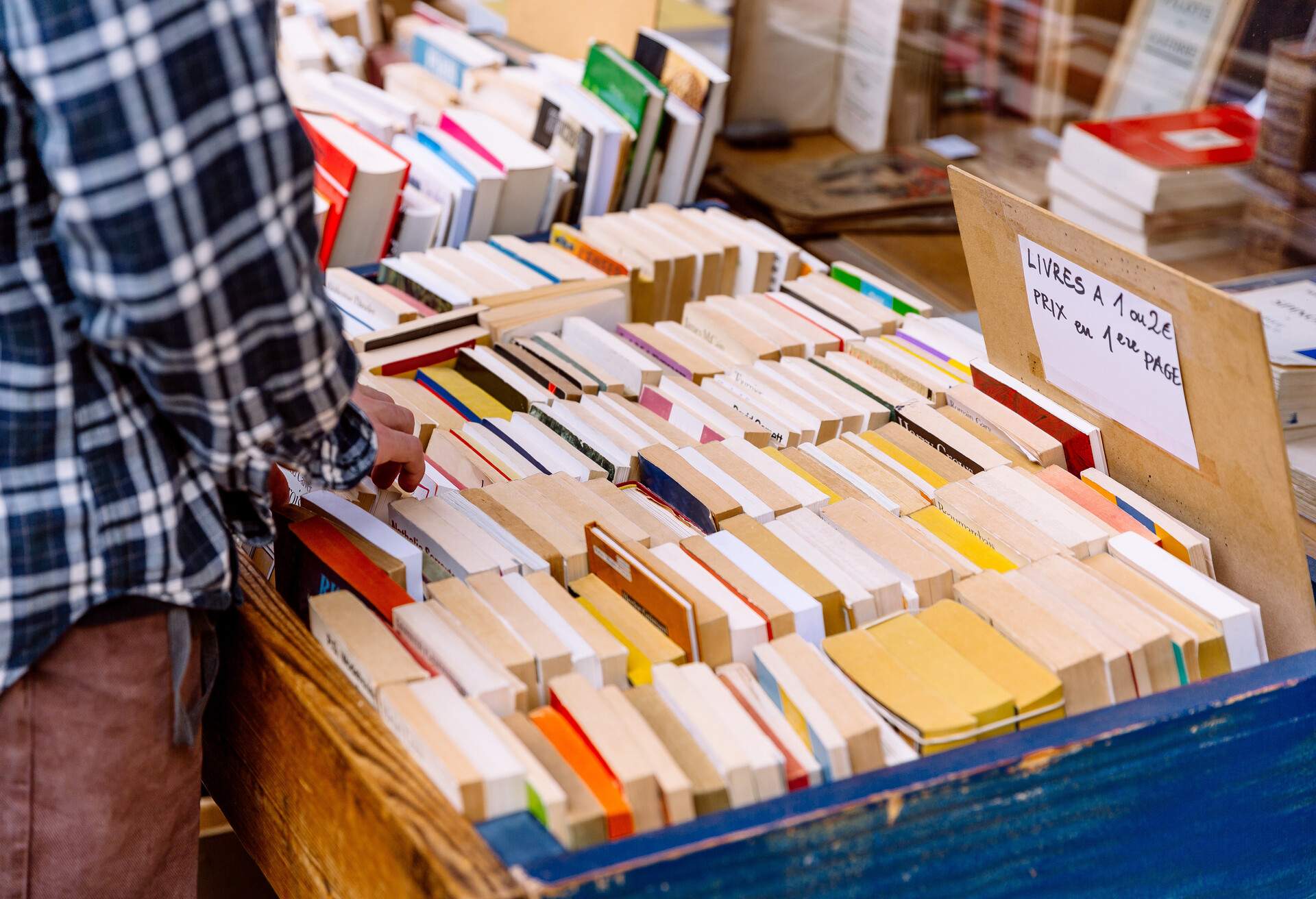 DEST_FRANCE_PARIS_THEME_BOOKS_SECOND-HAND_GettyImages-1251975757