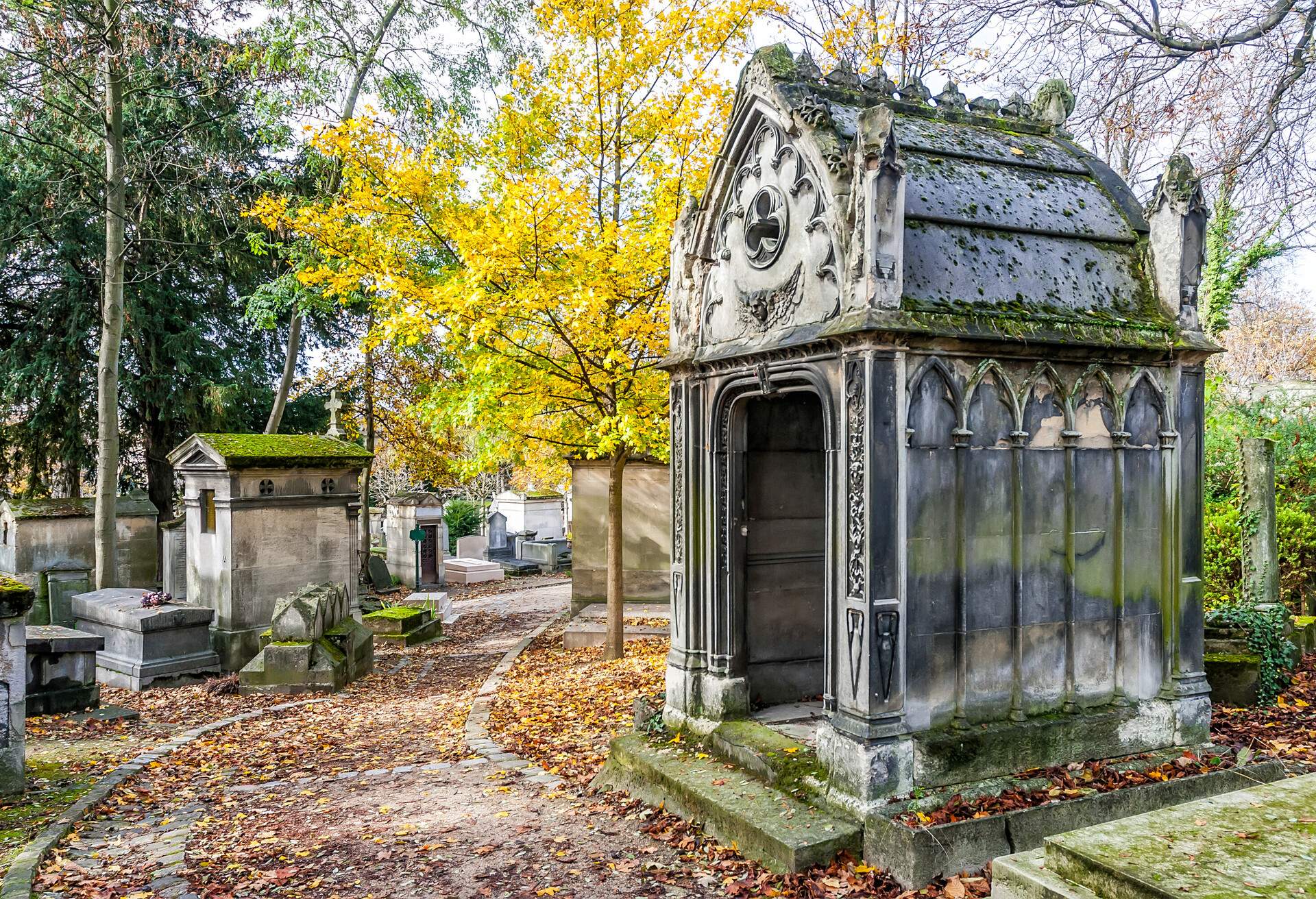 DEST_FRANCE_PARIS_PERE-LACHAISE_shutterstock-premier_159423110