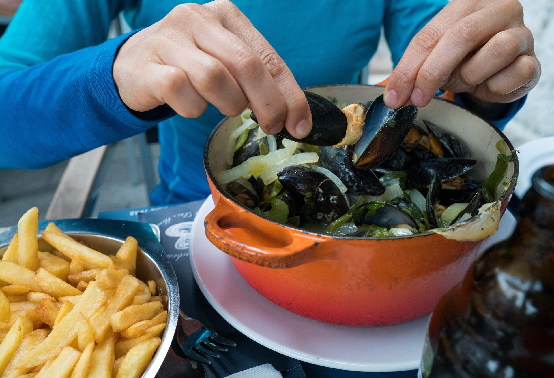 THEME_FOOD_FRENCH_MOULES_FRITES_MUSCLES_FRIES_GettyImages-1173560779