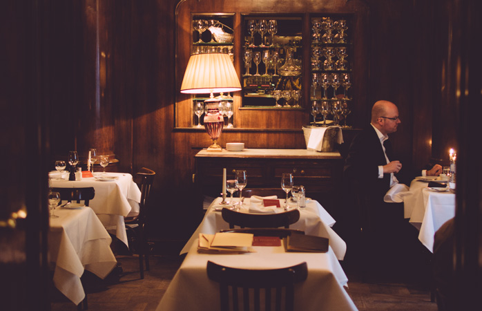 Im Café Einstein könnt ihr das schummrige Licht und den Charme der Alten Welt genießen