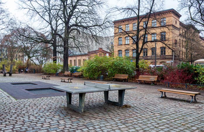 Spiel eine spontane Partie Tischtennis an einer der zahlreichen Platten in der Stadt