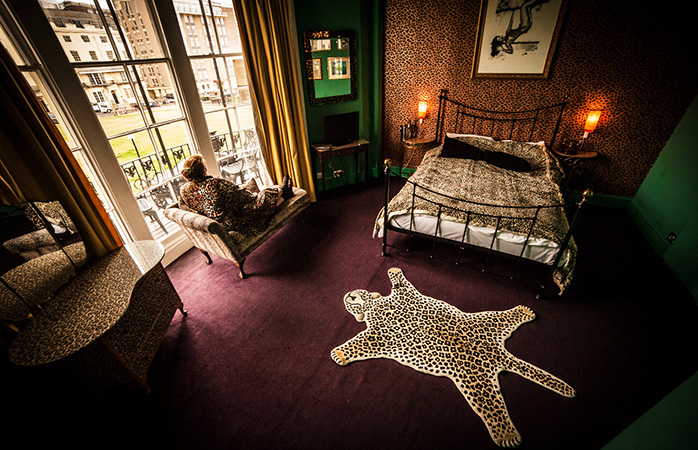 Verbring eine Nacht im pelzigen Luxus der opulenten Betty's Boudoir Suite des Hotel Pelirocco