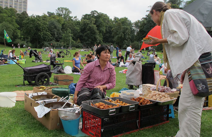 Mach's dir bequem und bewundere die Kochkunst der Thai-Damen im Preußenpark