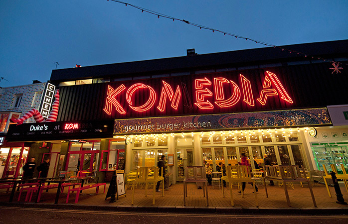 Verbring einen lustigen Abend im Comedy-Club Komedia in Brighton