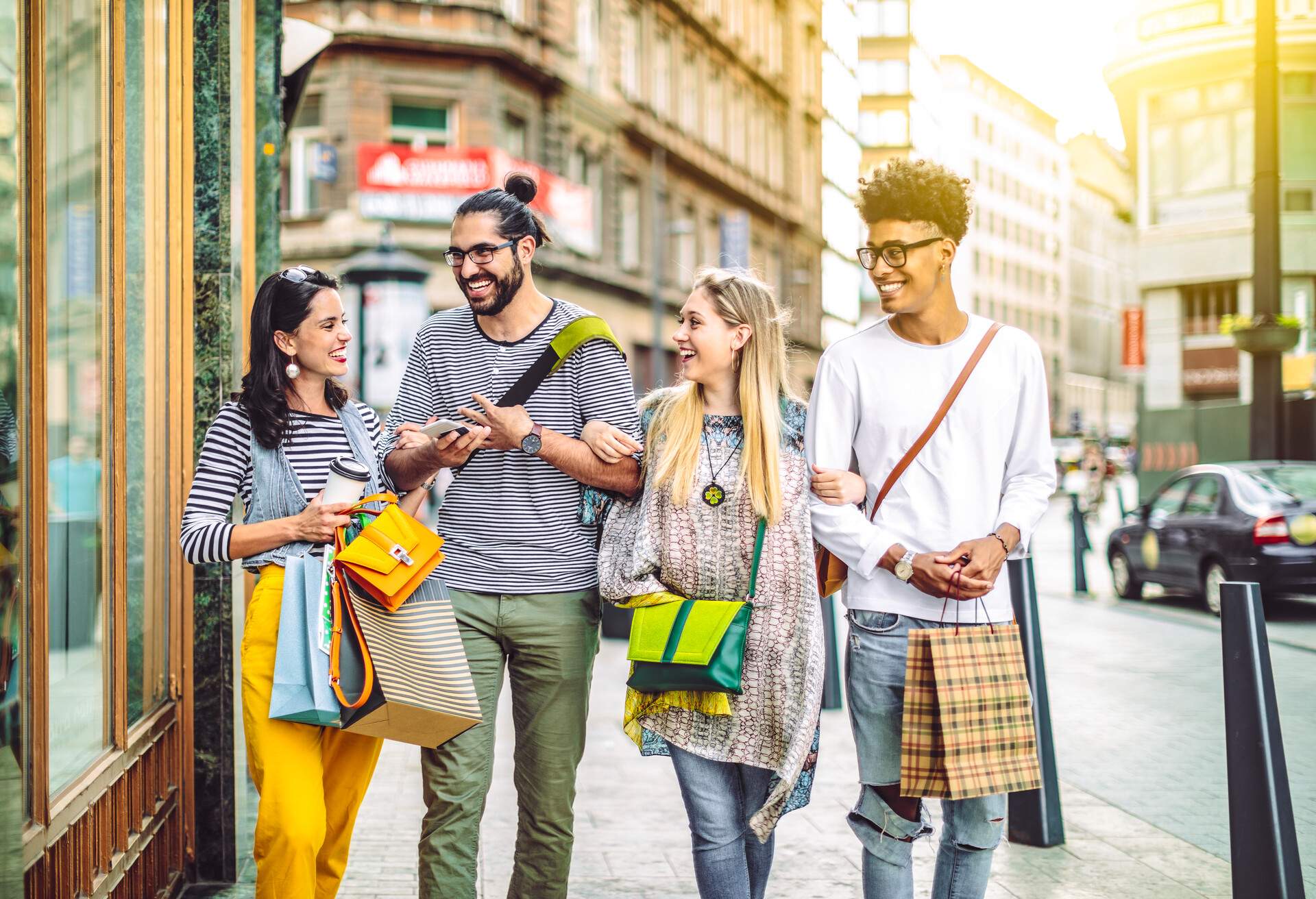 DEST_HUNGARY_BUDAPEST_THEME_FRIENDS_SHOPPING_GettyImages-696342686