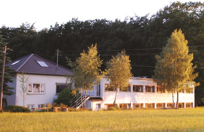 Das Waldhaus liegt am Rand der Eifel in einem Naturschutzgebiet und ist definitiv eine der schönsten Meditationsreisen in Deutschland