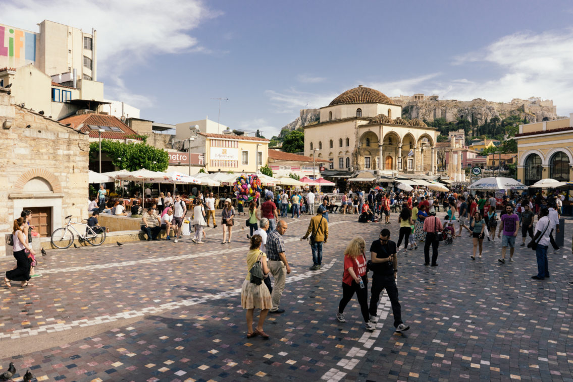 Der Monastiraki-Platz mit Blick auf die Akropolis im Hintergrund