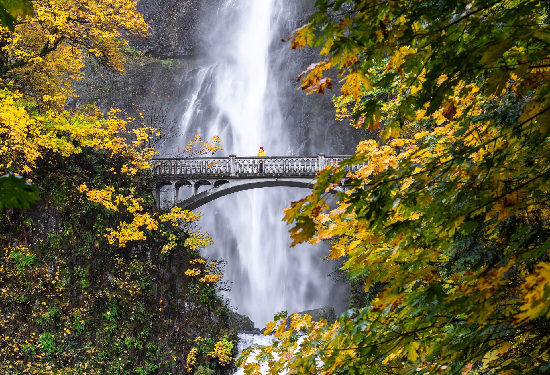 DEST_USA_OREGON_Multnomah-Falls_AUTUMN_GettyImages-1189211320