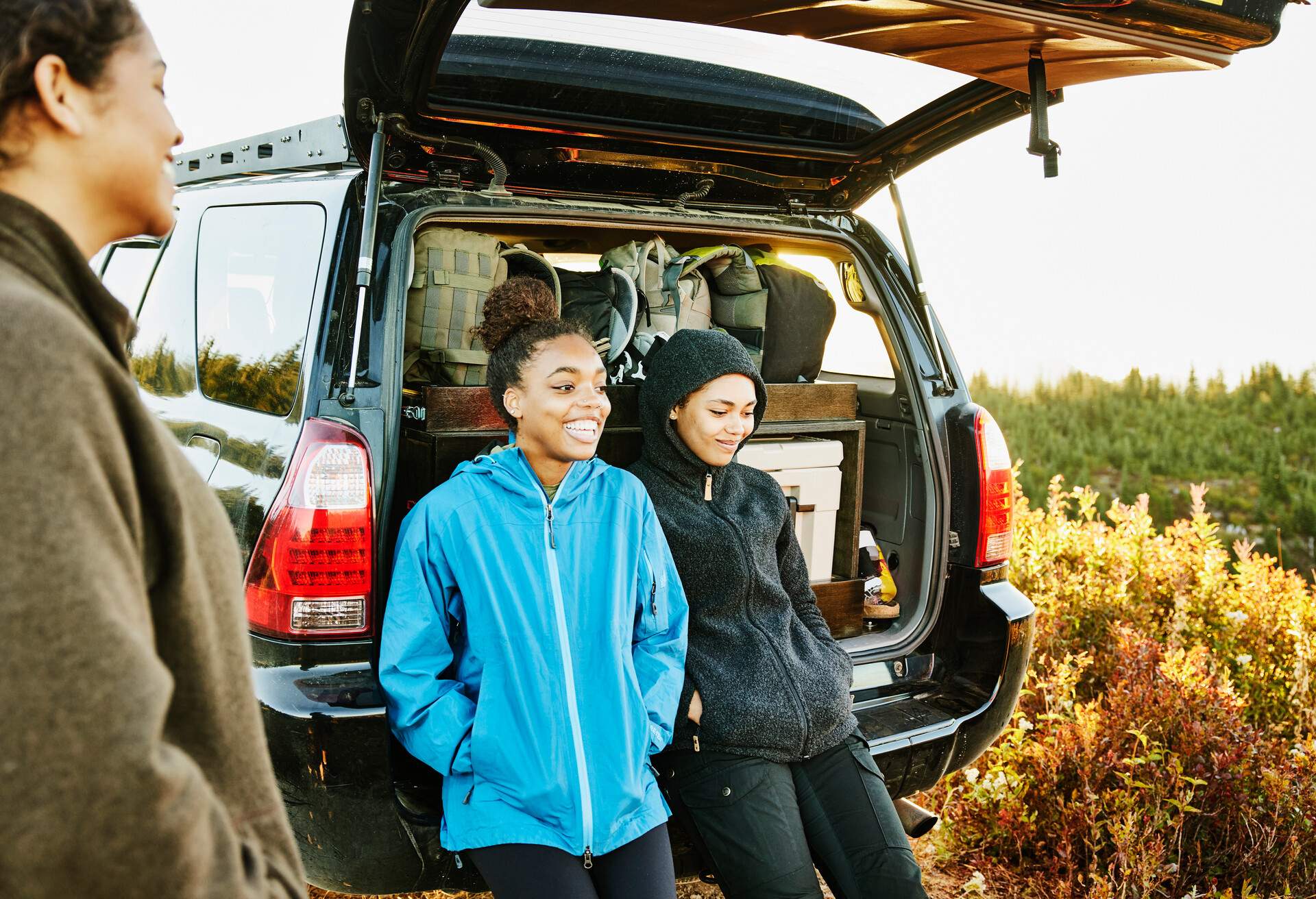 THEME_PEOPLE_FRIENDS_CAR_ROADTRIP_FALL_AUTUMN_GettyImages-1299125257