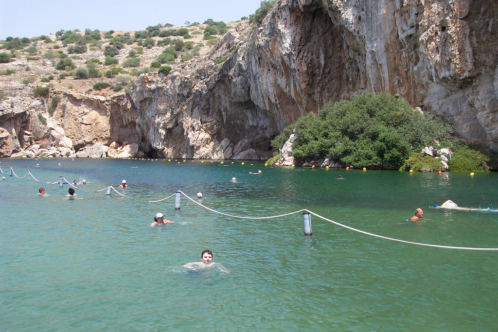 Das Wasser des Sees von Vouliagmeni hat das ganze Jahr über eine angenehme Temperatur von 24 Grad