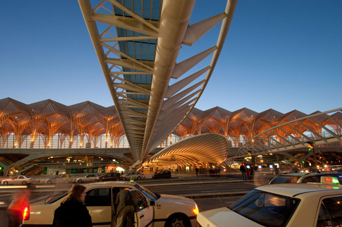 Lissabon verfügt über ein gut ausgebautes Nahverkehrsnetz mit Taxis, Bussen und Trams, wie hier am Bahnhof Estação do Oriente