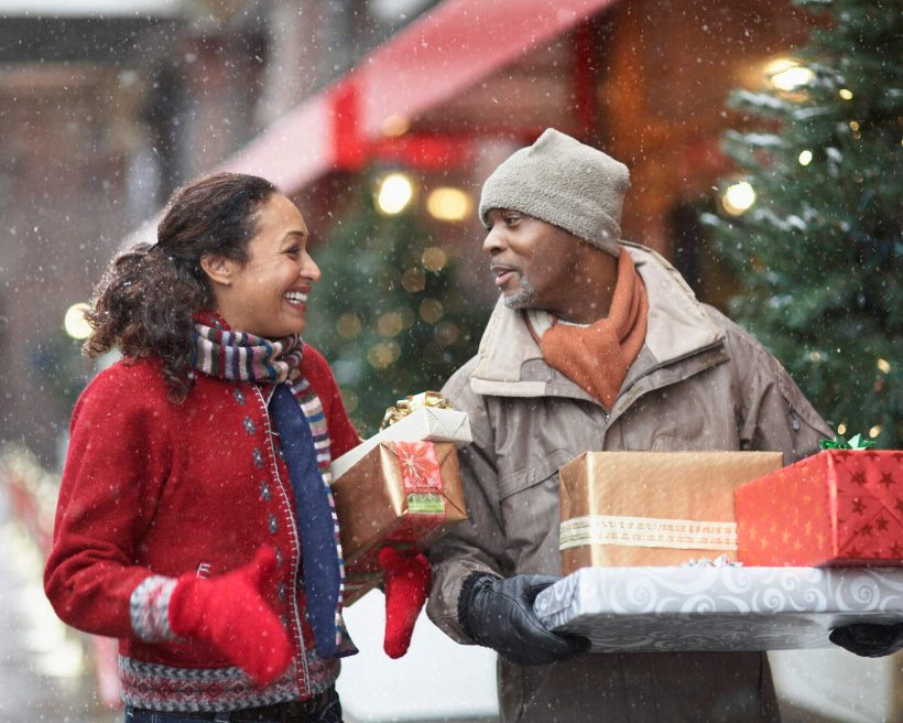 PEOPLE_WOMAN_MAN_CHRISTMAS_PRESENTS_SNOW