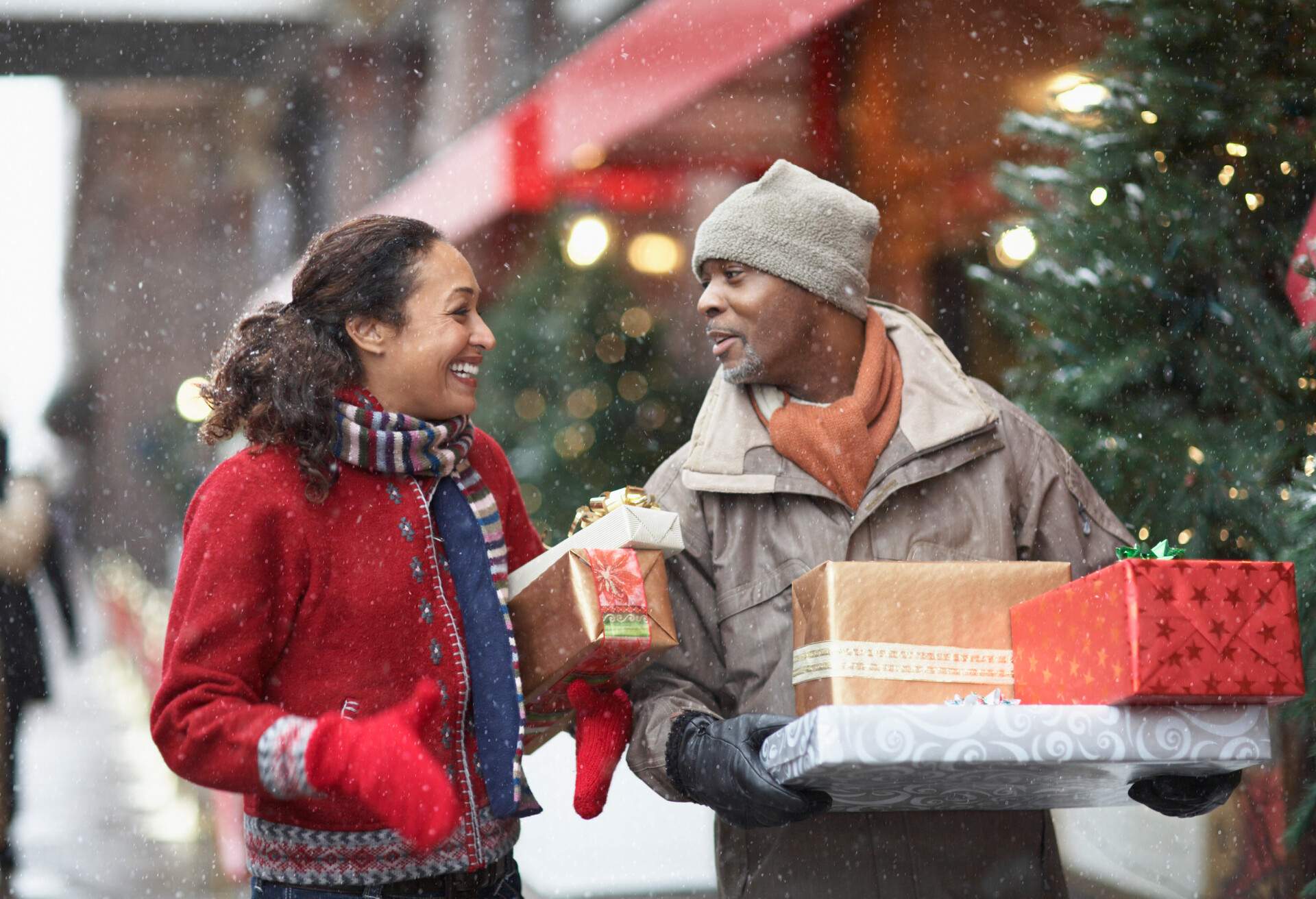 PEOPLE_WOMAN_MAN_CHRISTMAS_PRESENTS_SNOW