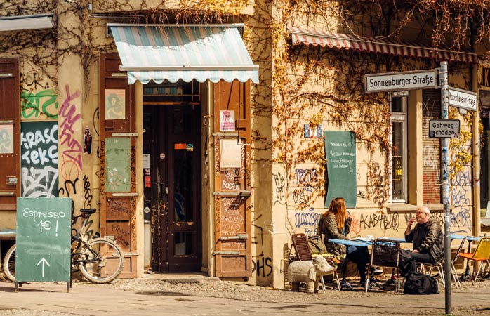 Trotz der umfassenden Gentrifizierung ist die raue Geschichte von Prenzlauer Berg an den Fassaden seiner Gebäude auch heute noch sichtbar