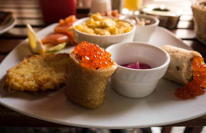 Das Frühstück „Schwarzes Meer“ in der Datscha Café Bar ist der Traum eines jeden Fischliebhabers