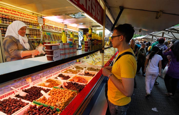 Gönn dir ein paar der türkischen Köstlichkeiten auf dem türkischen Markt von Kreuzberg