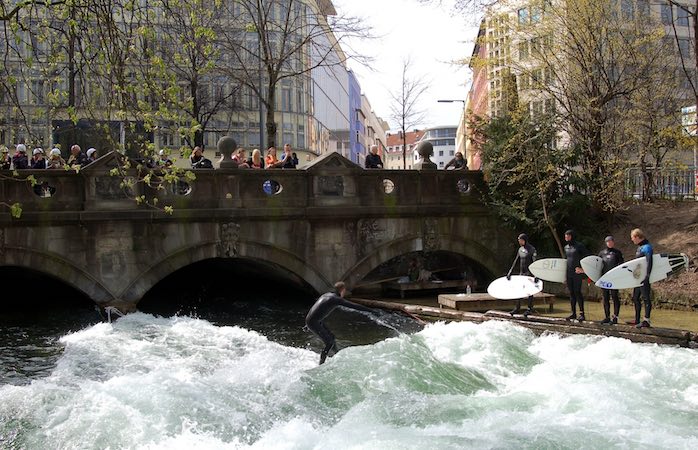 Surfen am Eisbach in München