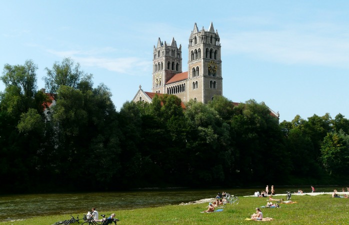 Picknick an der Isar, besonders im Sommer eine gesellige Angelegenheit