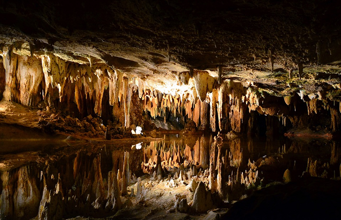 Eine der schönsten Trofsteinhöhle in Deutschland ist die Tiefenhöhle in Laichingen.png