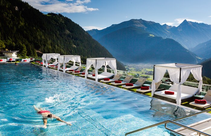 Infinity Pool vom Stock Resort, Österreich