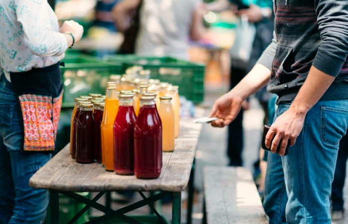 Frischer Saft auf dem Biomarkt