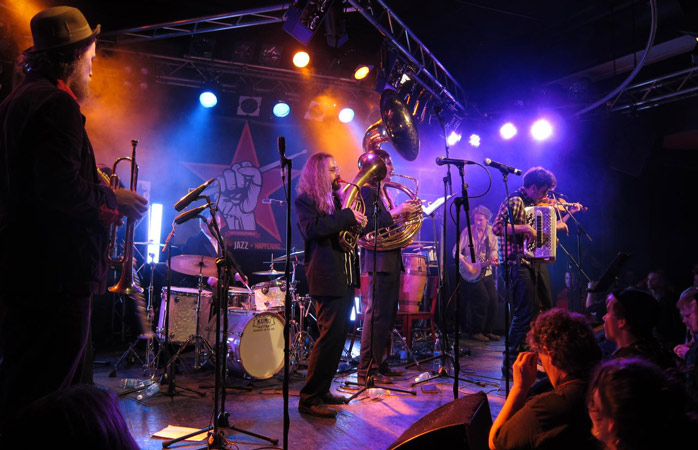 Die Bad Ass Brass Band begeistert die Massen beim Tampere Jazz Happening