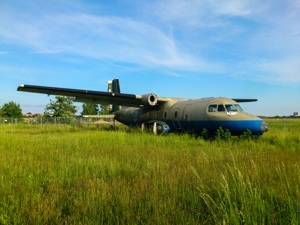 Leerstehendes Flugzeug auf dem Berliner Tempelhof © Ciarán Fahey