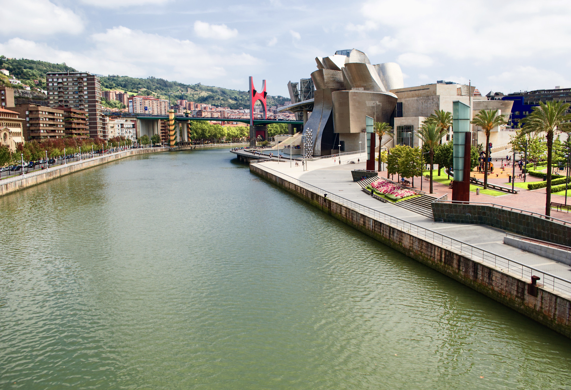 Unternimm einen Abstecher nach Bilbao, um das von Frank Gehry entworfene Guggenheim-Museum zu besuchen