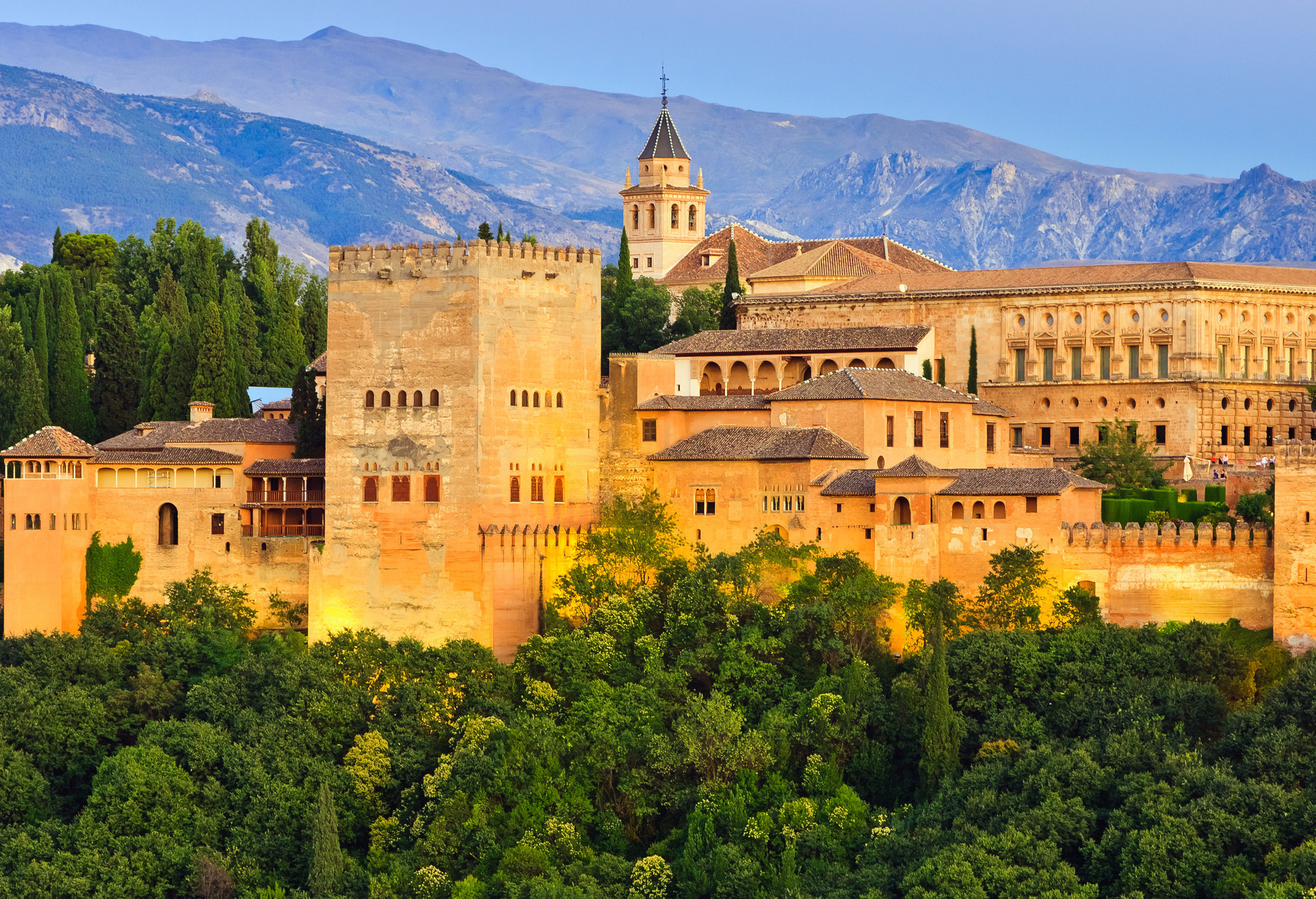 Karten für die majestätische Stadtburg Alhambra solltest du dir im Voraus sichern