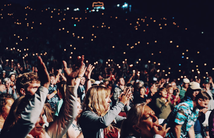 Ist ein Konzert auf deiner Liste von Dingen, die du auf Reisen unbedingt tun willst? Dann zieh es durch!